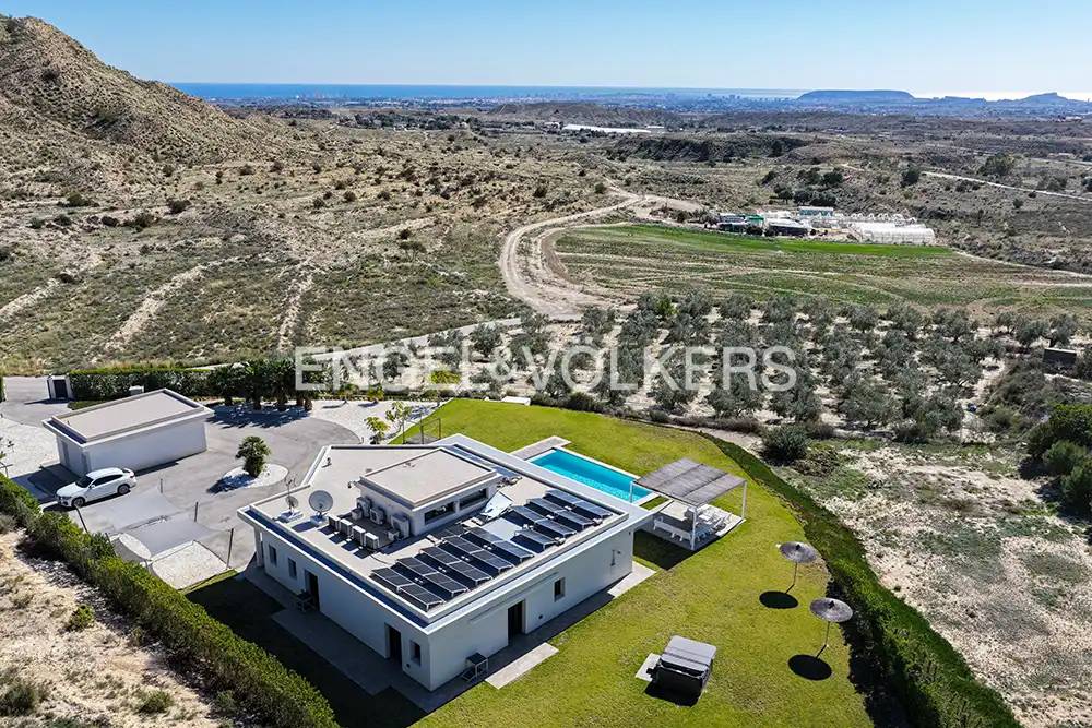 Casa o xalet en venda en Alicante / Alacant amb Aire condicionat, Calefacció i Jardí privat