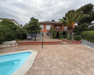 Exterior view of House or chalet to rent in Casarrubios del Monte  with Air Conditioner, Private garden and Terrace