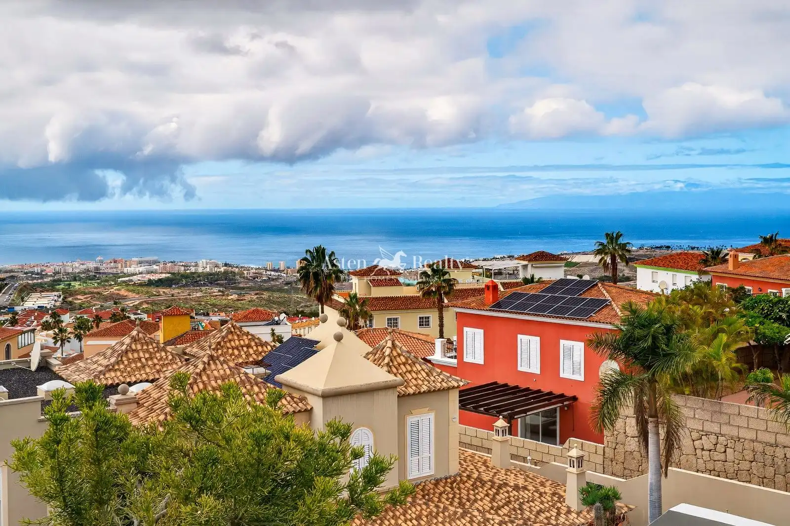 Vista exterior de Casa adosada en venda en Arona amb Jardí privat, Terrassa i Moblat