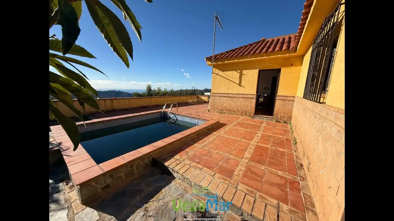 Vista exterior de Finca rústica en venda en Otívar amb Jardí privat, Terrassa i Piscina