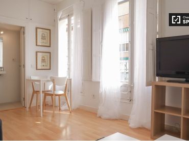 Flat with balcony to rent in Chamberí