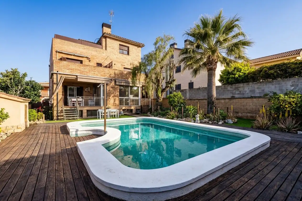 Piscina de Casa o xalet en venda en Viladecans amb Jardí privat, Terrassa i Piscina