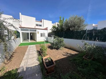 Adosado con piscina en venta en Huelva