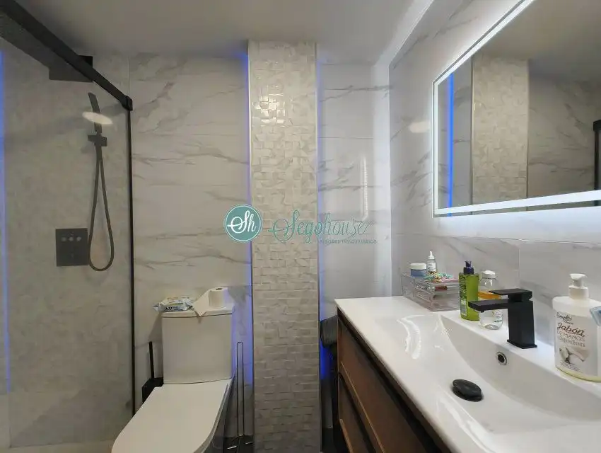Bathroom of Flat for sale in Segovia  with Air Conditioner, Heating and Terrace