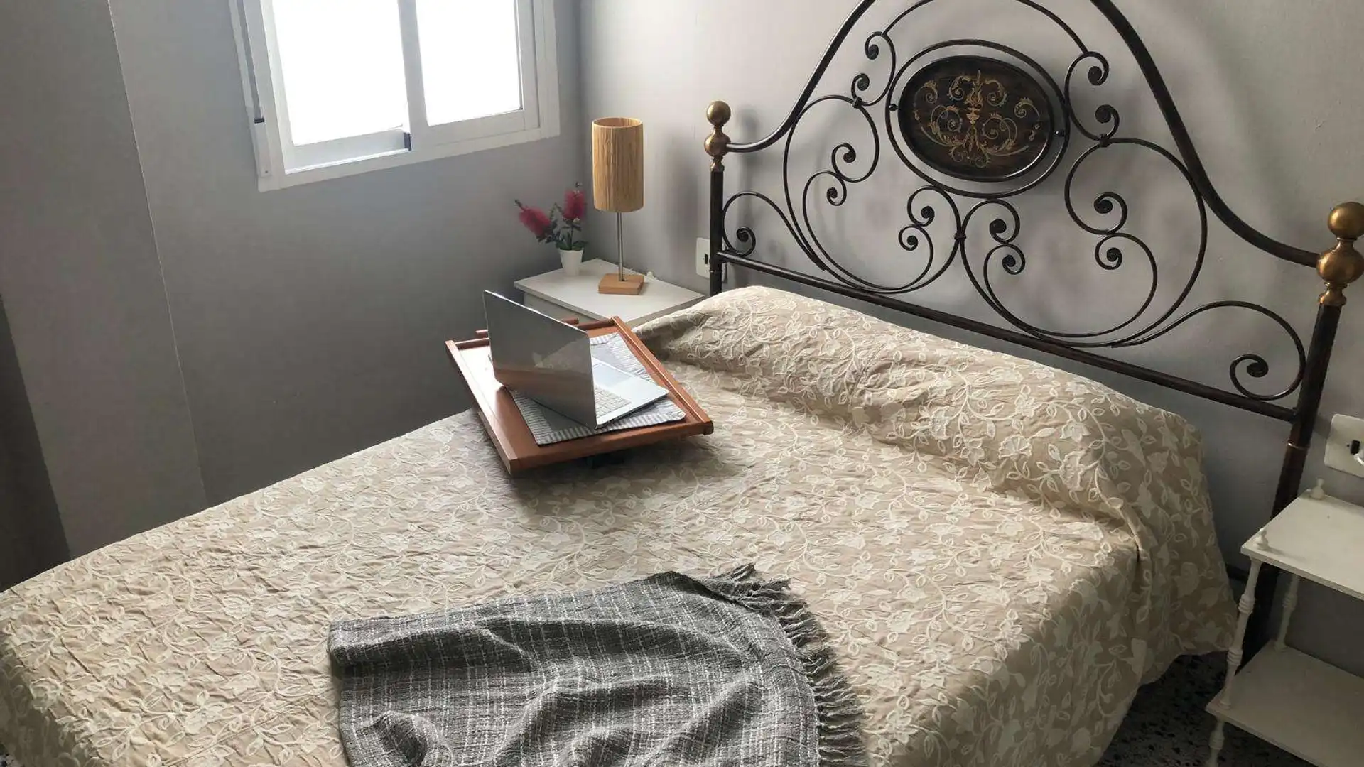 Dormitori de Apartament per a compartir en Gandia amb Aire condicionat, Terrassa i Moblat