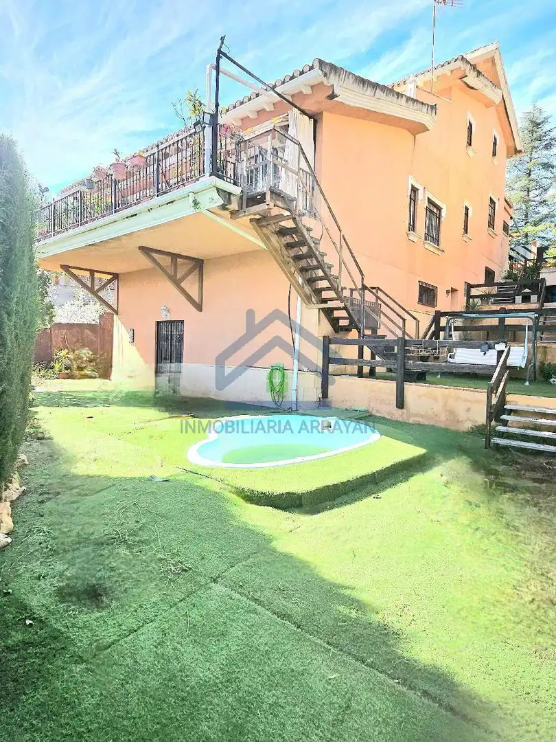 Chalet con terraza en venta en Gójar