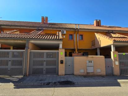 Exterior view of Single-family semi-detached for sale in Pioz  with Terrace