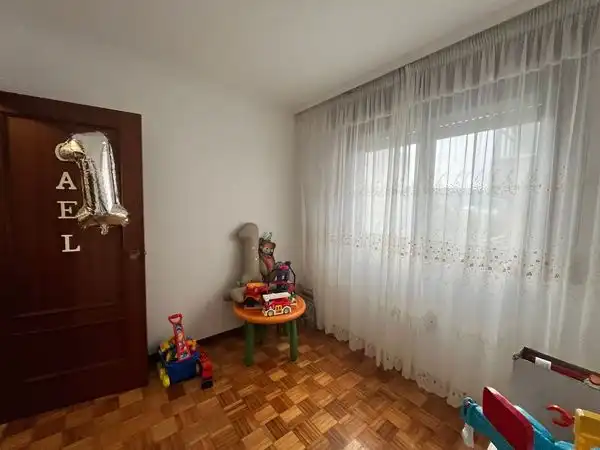 Dormitori de Pis en venda en Vigo  amb Calefacció, Parquet i Terrassa