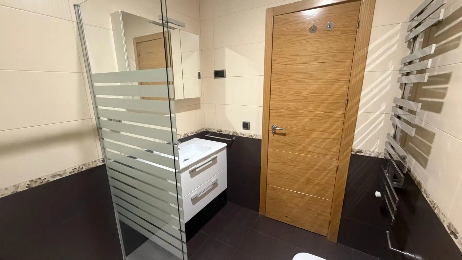 Badezimmer von Wohnung zur Miete in Madrid mit Klimaanlage, Heizung und Möbliert