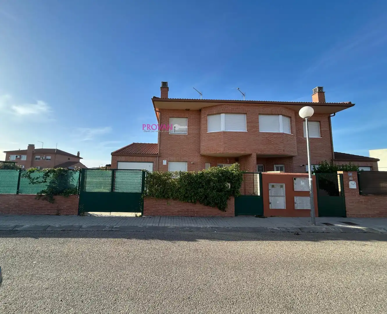 Semi-detached house with garden for sale in Galápagos, imagen 2