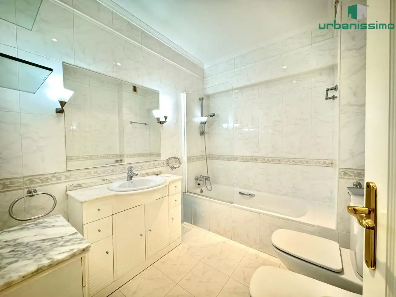 Bathroom of Flat for sale in Barrio de Salamanca