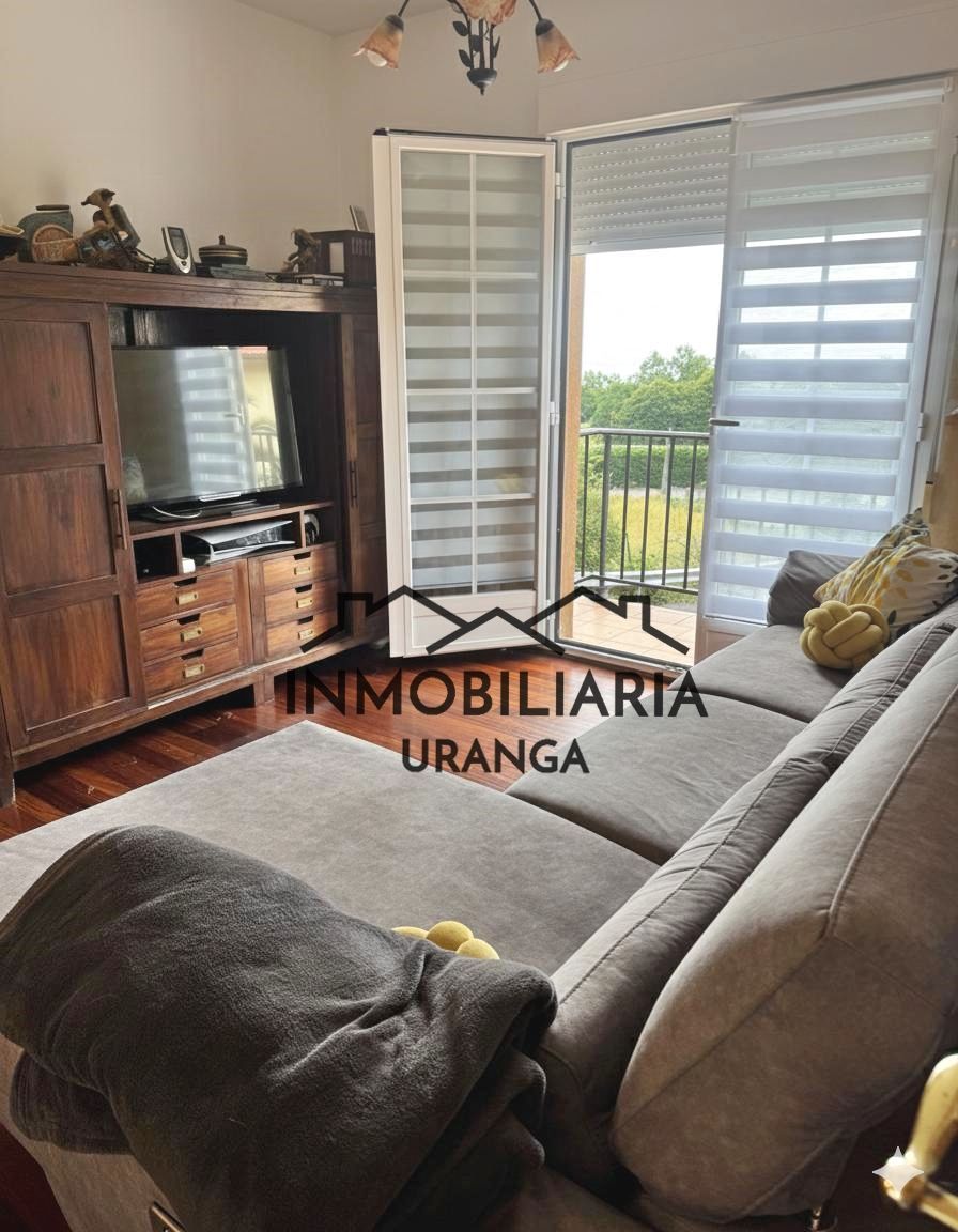 Sala d'estar de Casa o xalet en venda en Castro-Urdiales amb Calefacció, Jardí privat i Terrassa