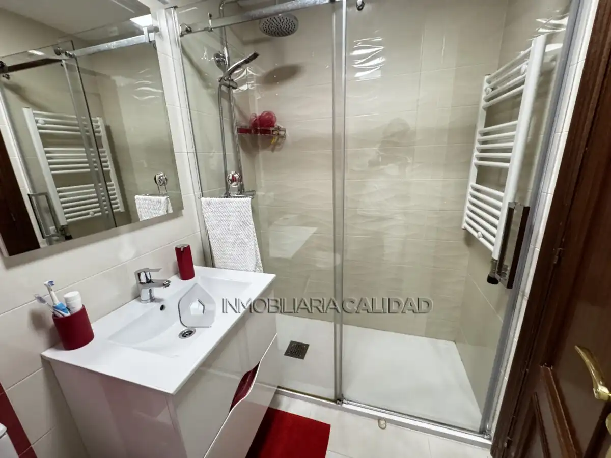 Baño de Piso en venta en Burgos con Calefacción, Terraza y Trastero