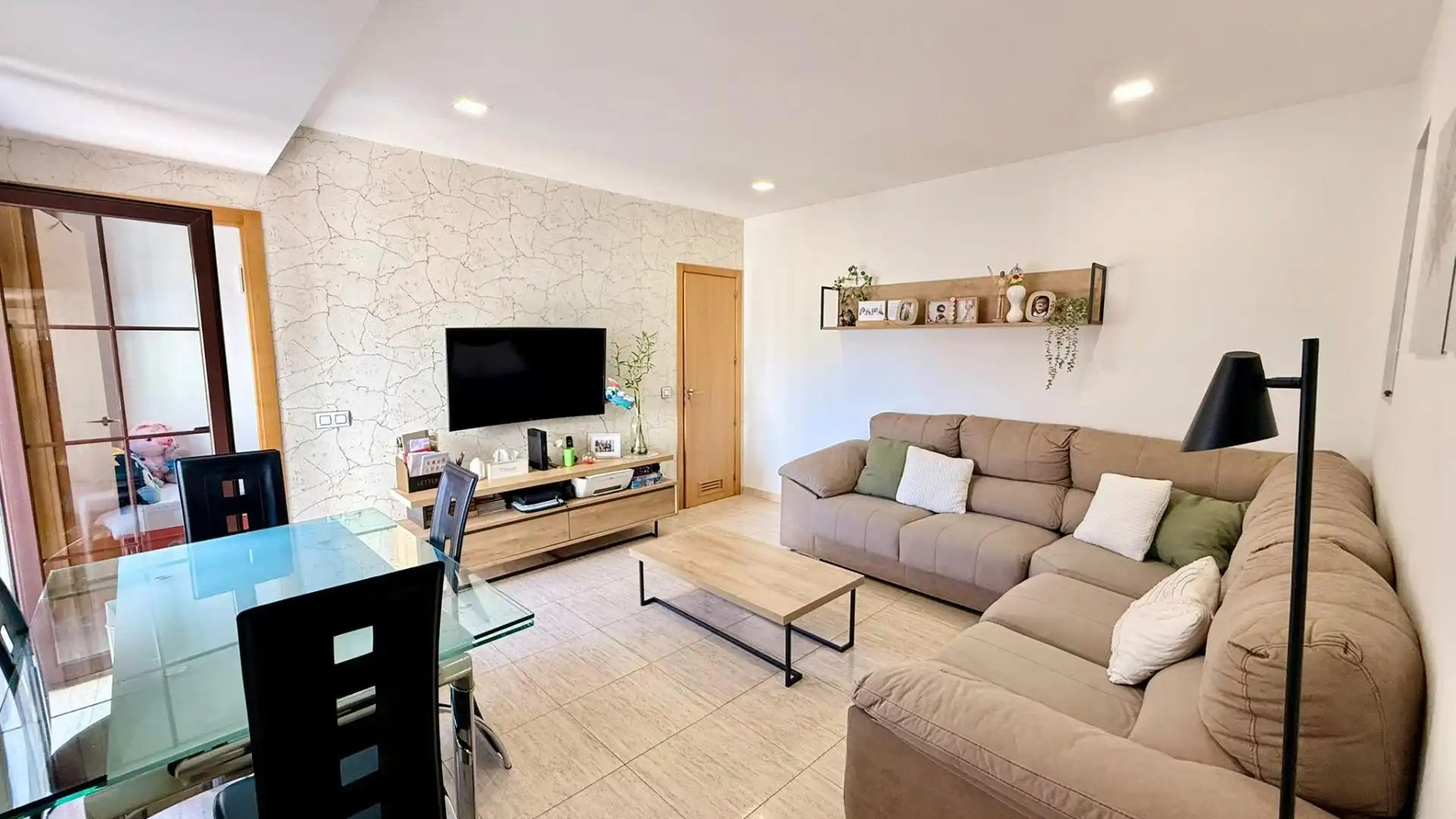 Sala d'estar de Pis en venda en Roquetas de Mar amb Aire condicionat i Balcó