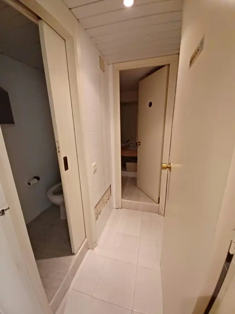 Badezimmer von Büro zum Verkauf in Eixample