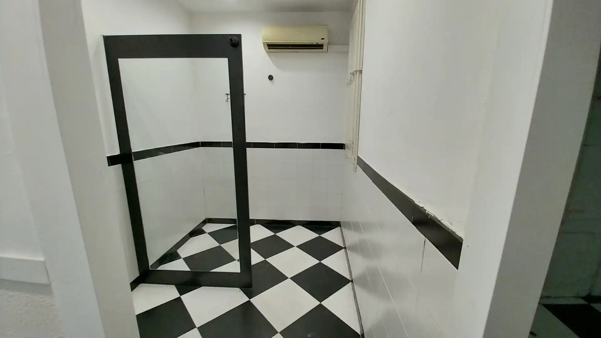 Badezimmer von Geschaftsraum zur Miete in Barcelona mit Klimaanlage und Heizung