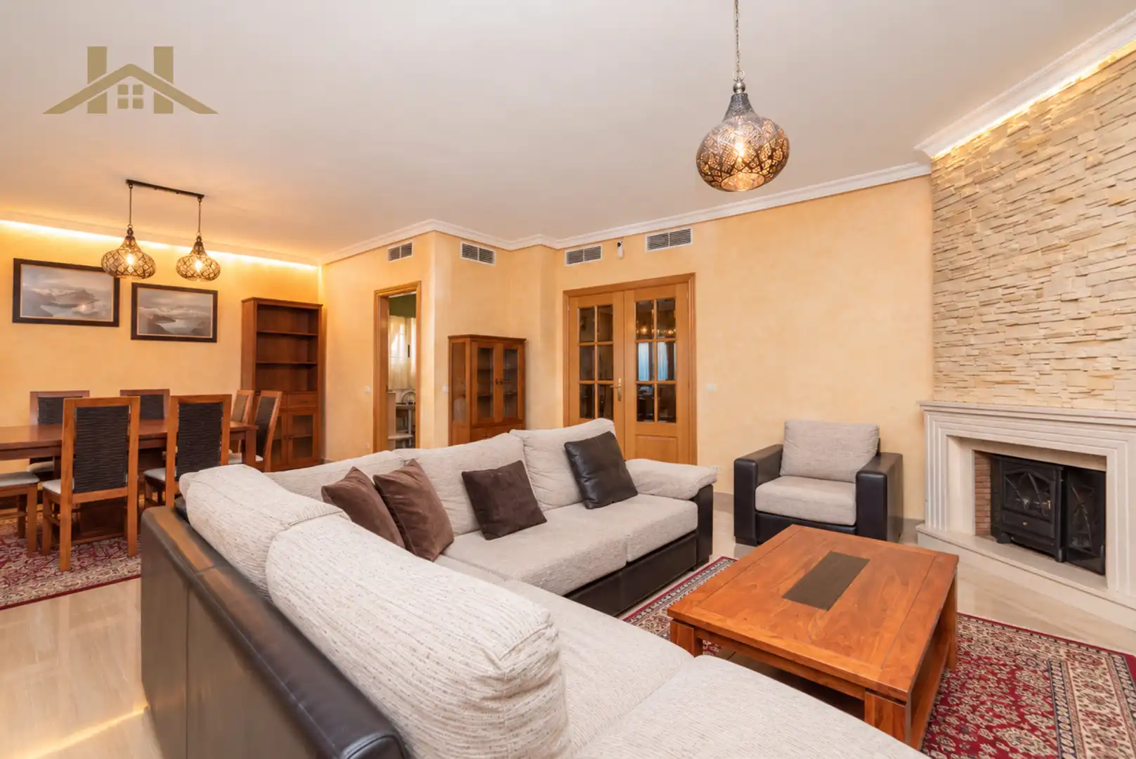 Sala de estar de Casa adosada en venta en Majadahonda con Aire acondicionado, Calefacción y Jardín privado