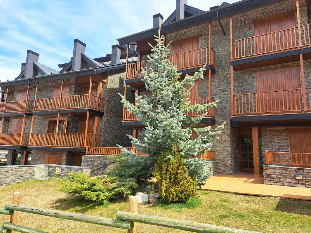Vista exterior de Dúplex en venta en Alp con Calefacción, Trastero y Amueblado