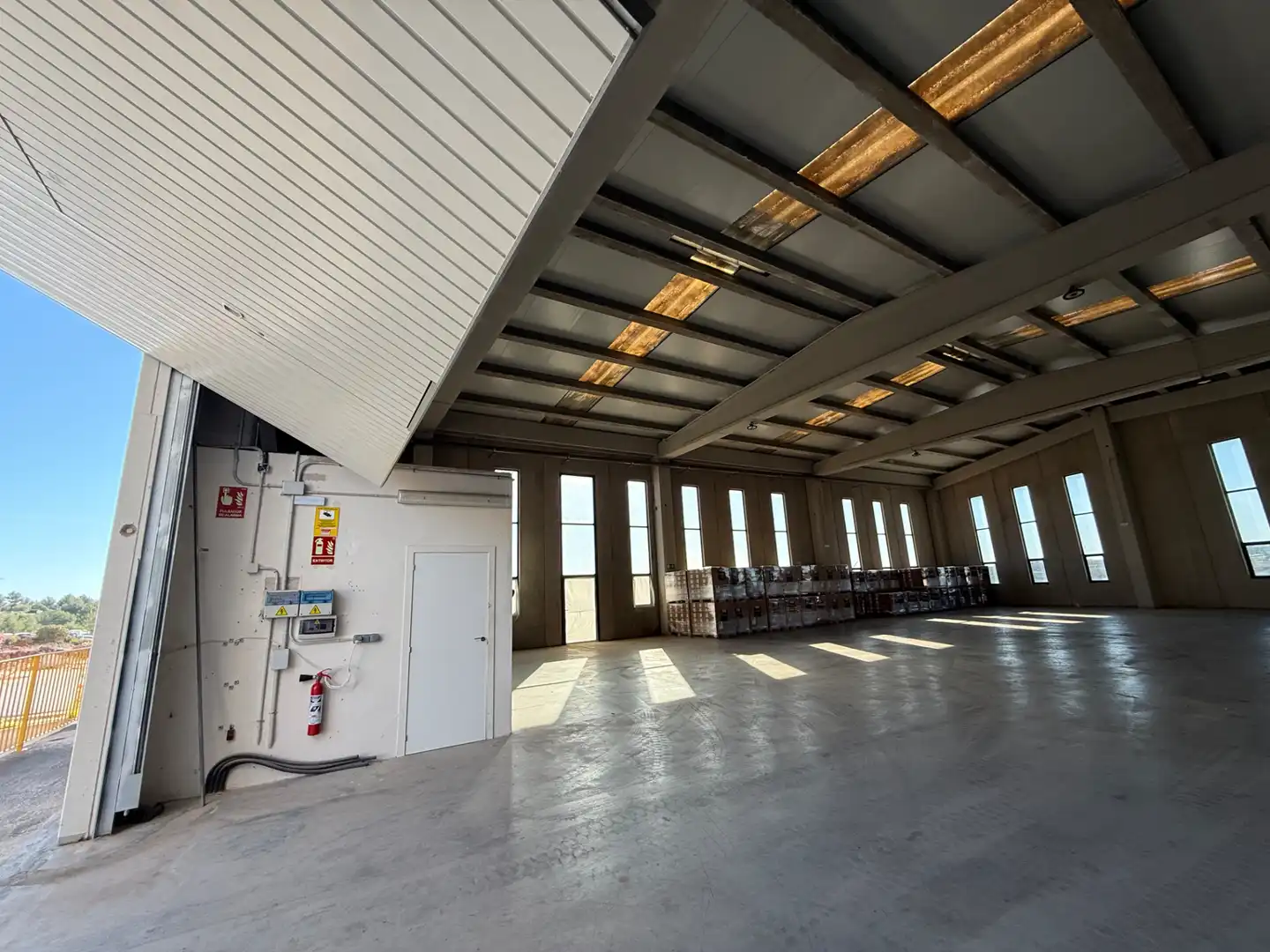 Außenansicht von Fabrikhallen zur Miete in Benissa