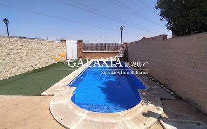 Piscina de Casa adosada en venda en Ugena amb Aire condicionat, Terrassa i Piscina