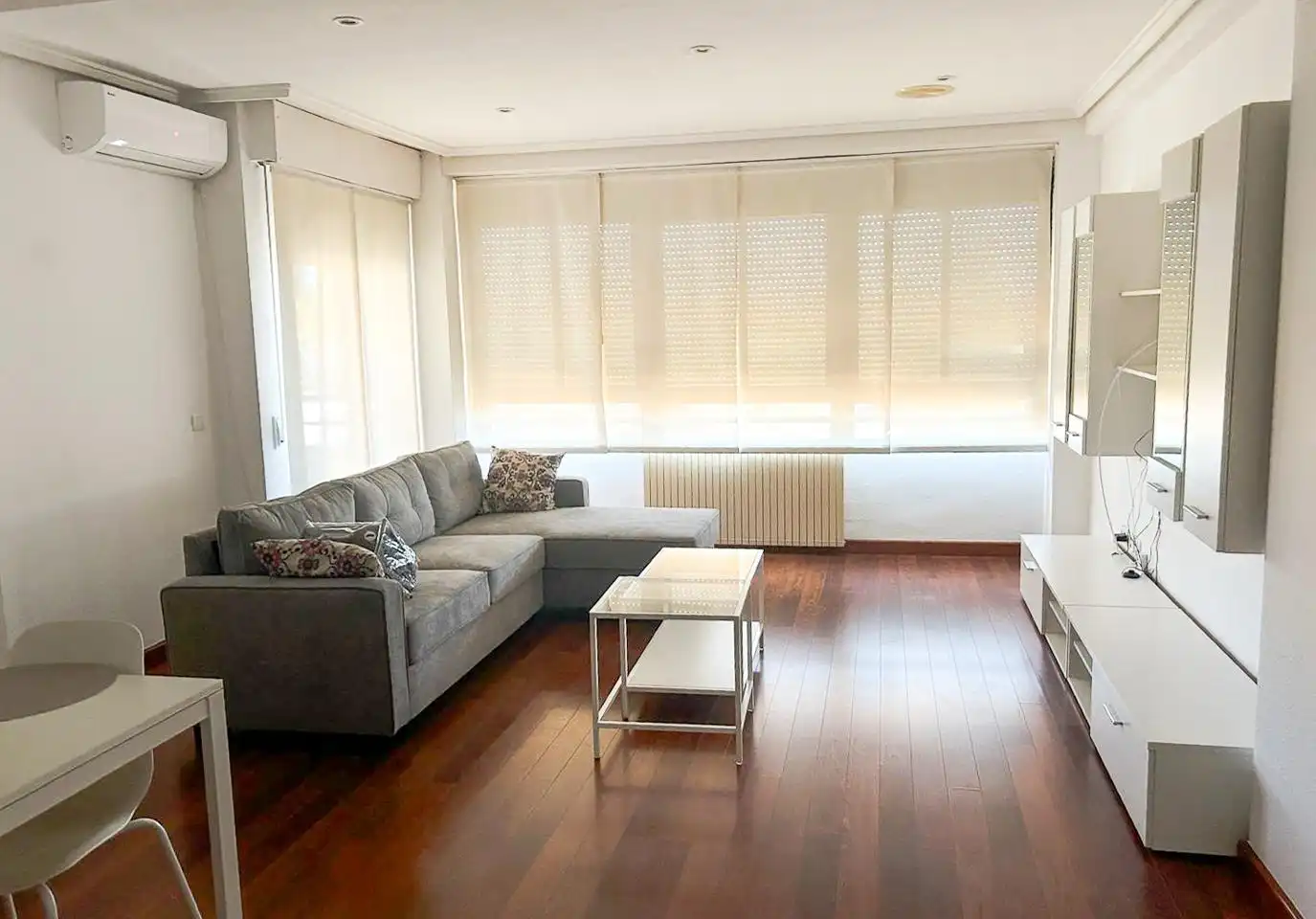 Sala de estar de Piso de alquiler en Elche / Elx con Aire acondicionado, Parquet y Piscina