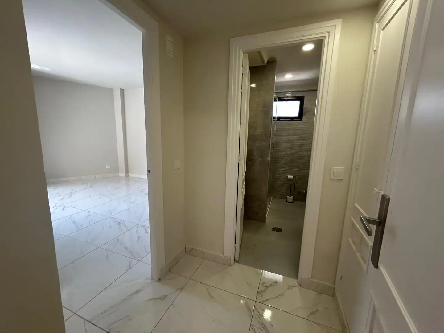 Baño de Piso de alquiler en Estepona con Aire acondicionado, Terraza y Amueblado