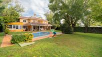 Jardí de Casa o xalet en venda en Villanueva de la Cañada amb Aire condicionat, Terrassa i Piscina