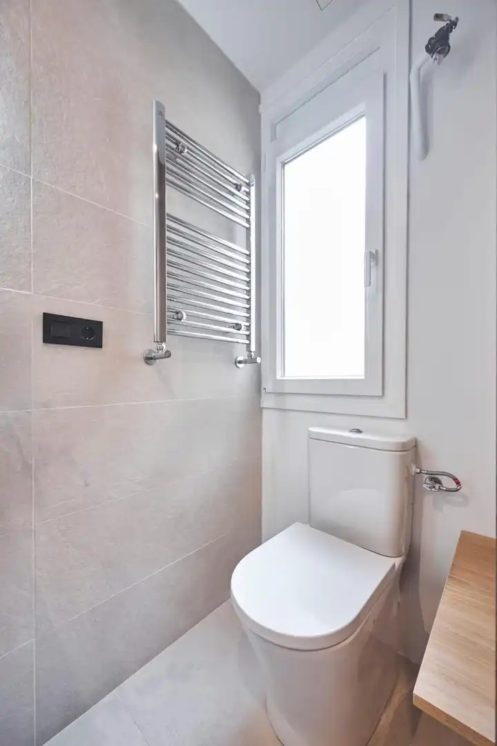 Badezimmer von Wohnung zum Verkauf in Madrid mit Klimaanlage, Heizung und Parkett