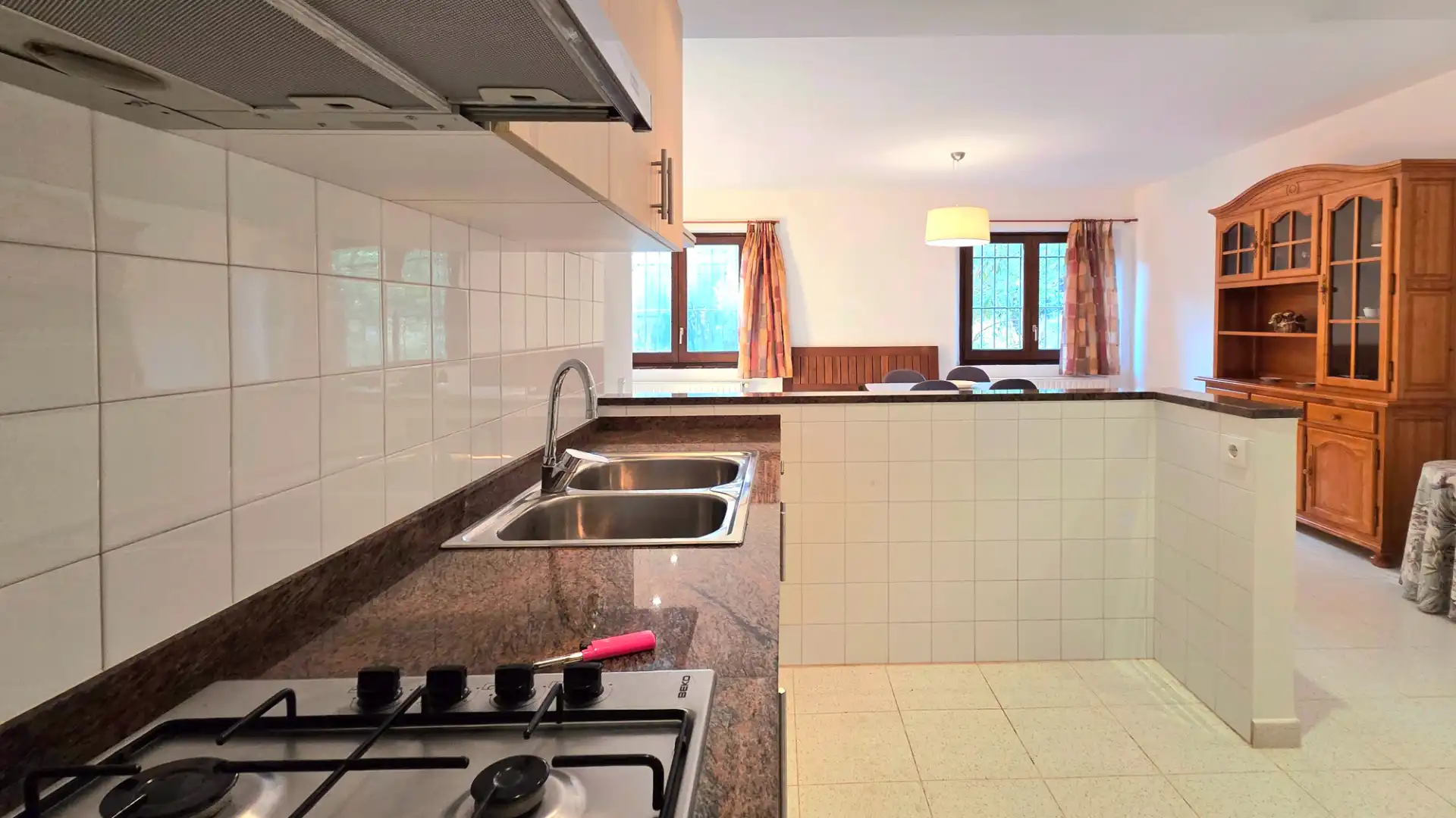 Cuina de Apartament de lloguer en Begur amb Jardí privat, Piscina i Moblat