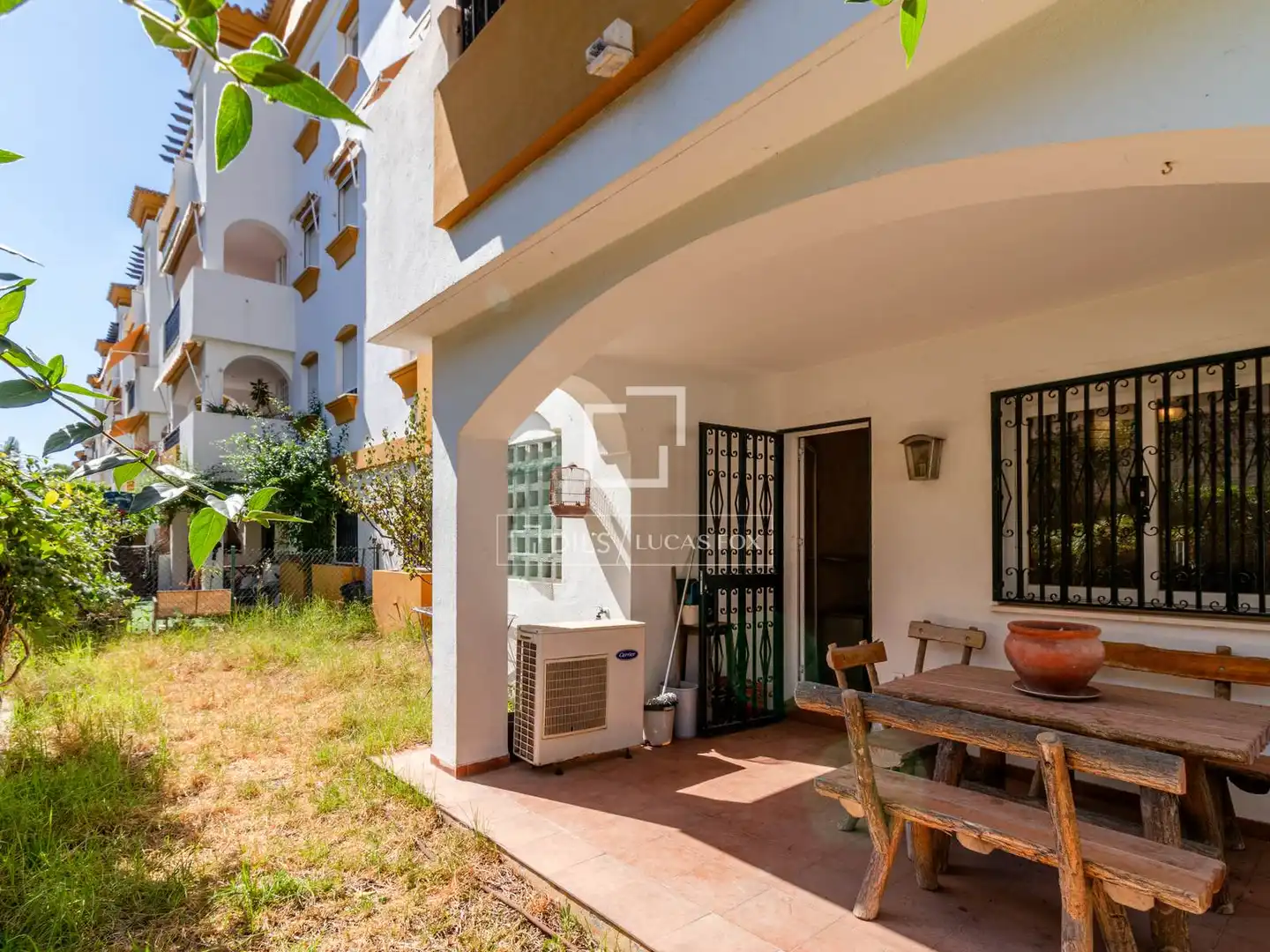 Vista exterior de Pis en venda en Marbella amb Aire condicionat, Jardí privat i Terrassa