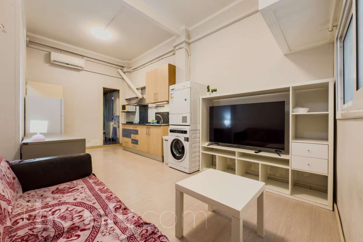 Sala de estar de Planta baja en venta en  Barcelona Capital con Aire acondicionado, Parquet y Amueblado