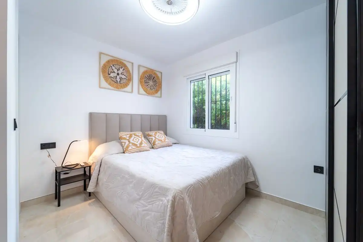 Dormitori de Pis en venda en Mijas amb Aire condicionat, Calefacció i Jardí privat