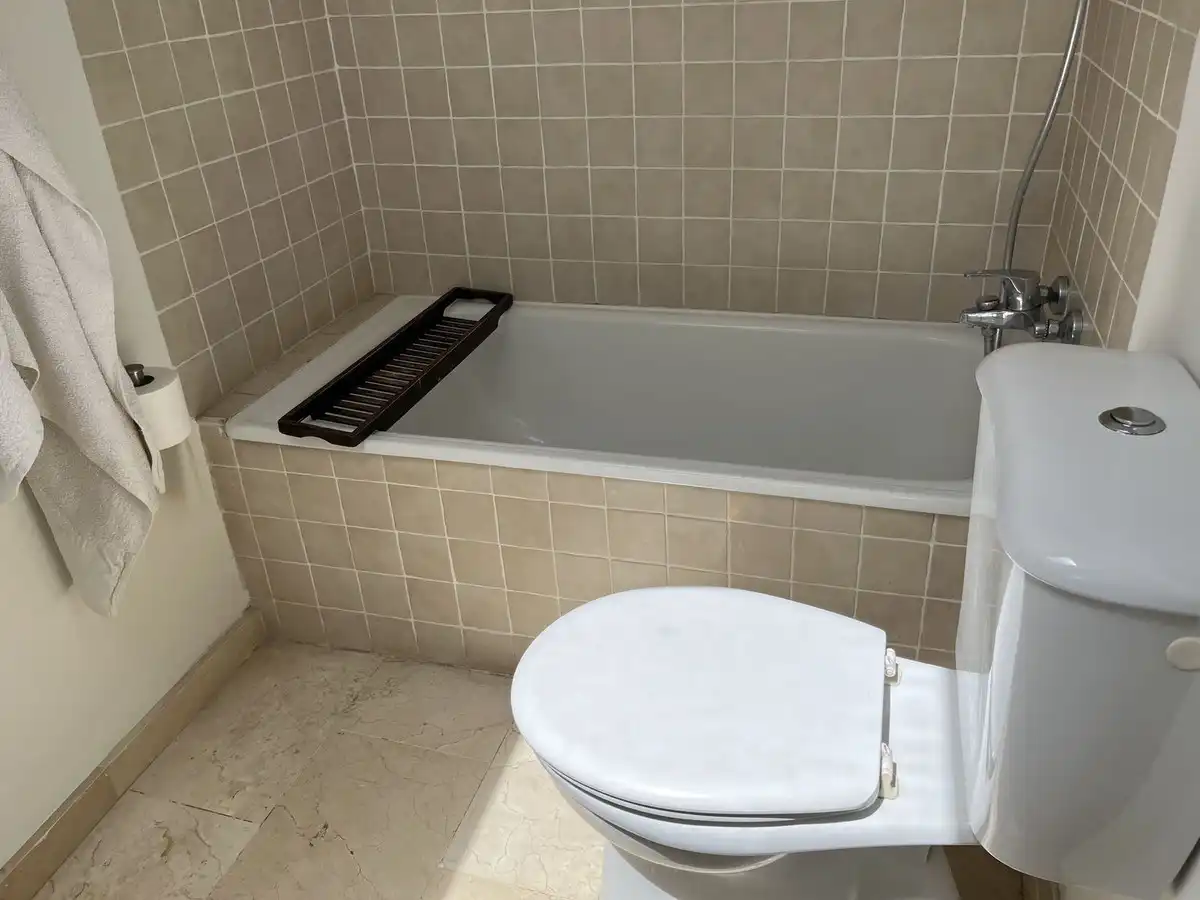 Bany de Dúplex de lloguer en Marbella amb Aire condicionat, Terrassa i Moblat