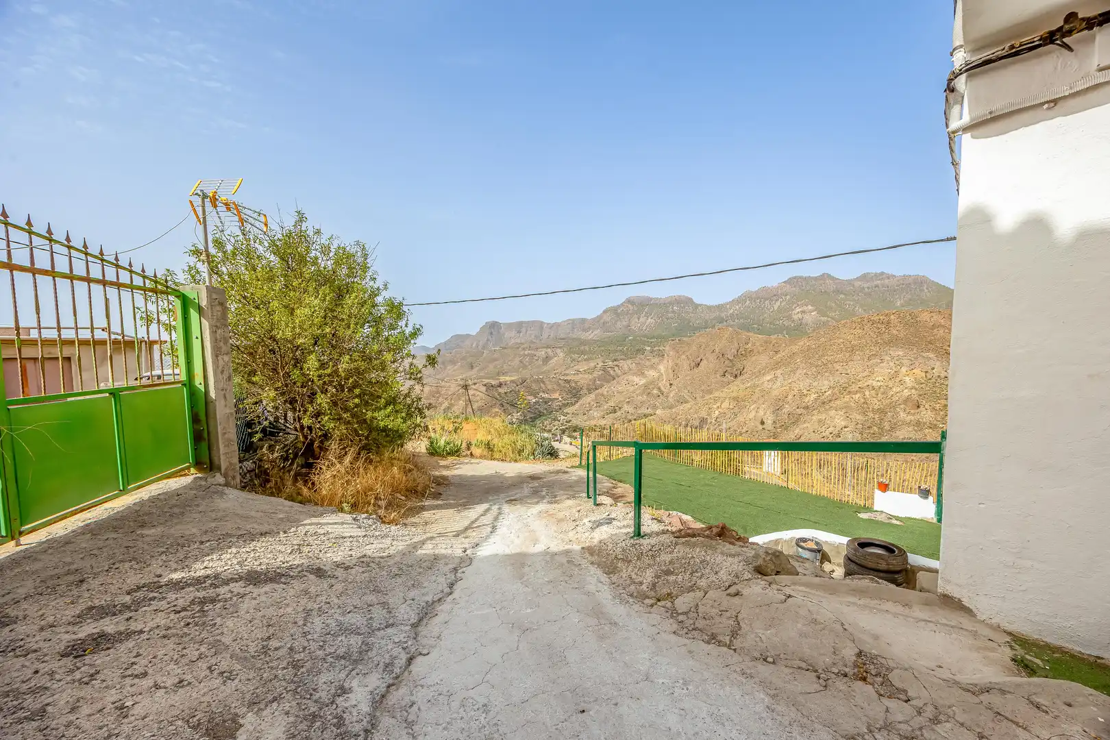 Vista exterior de Casa o xalet en venda en San Bartolomé de Tirajana amb Aire condicionat, Jardí privat i Terrassa