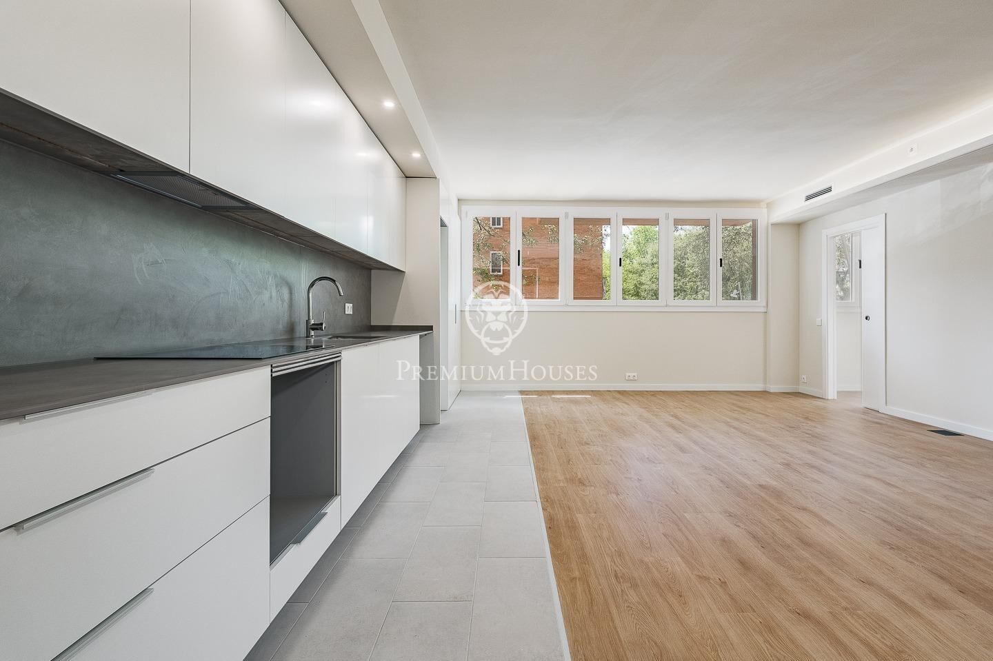 Exterior view of Flat for sale in  Barcelona Capital  with Air Conditioner and Heating