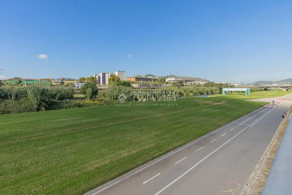 Piso en venta en Santa Coloma de Gramenet con Terraza y Trastero