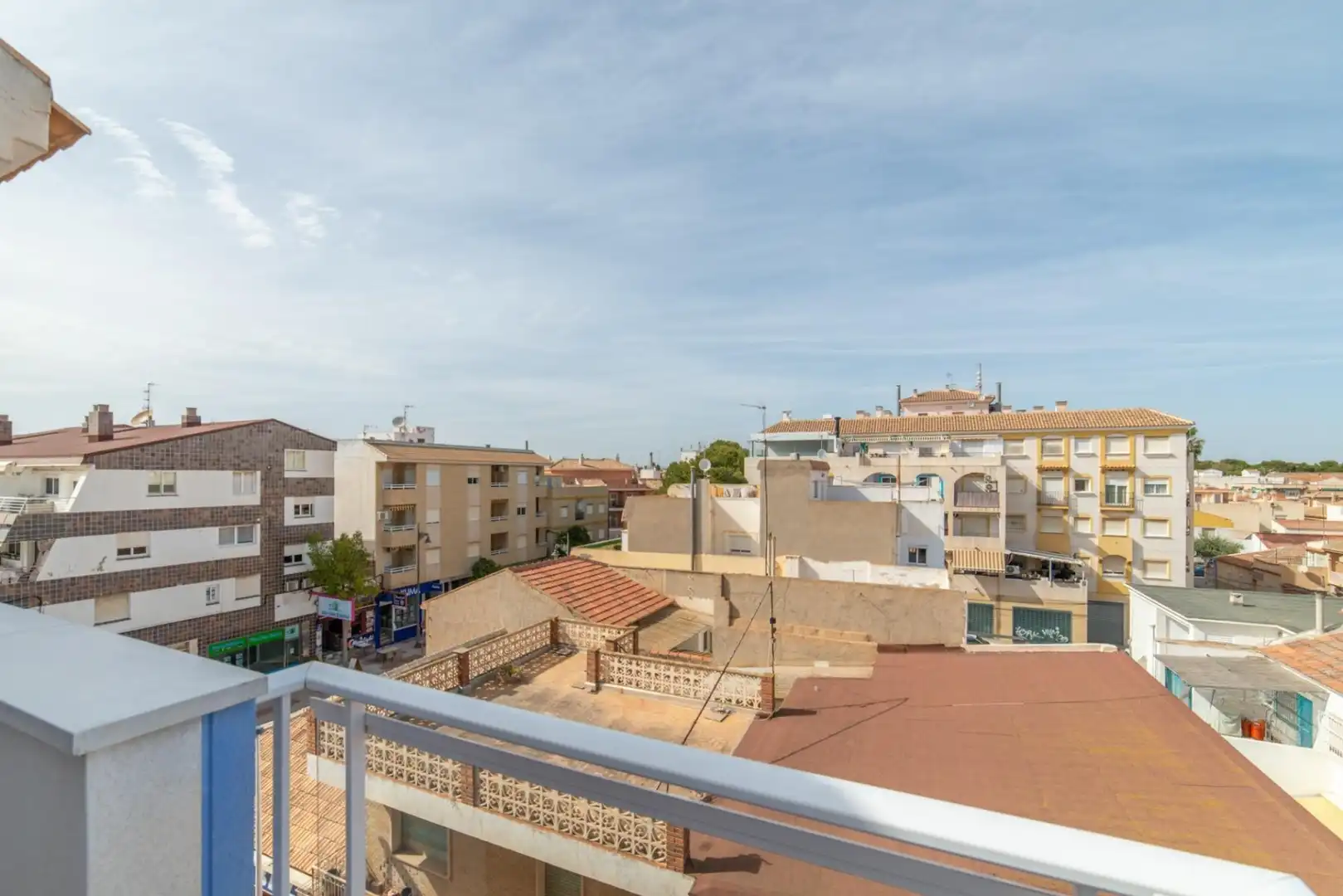 Vista exterior de Pis en venda en San Pedro del Pinatar amb Aire condicionat, Terrassa i Traster