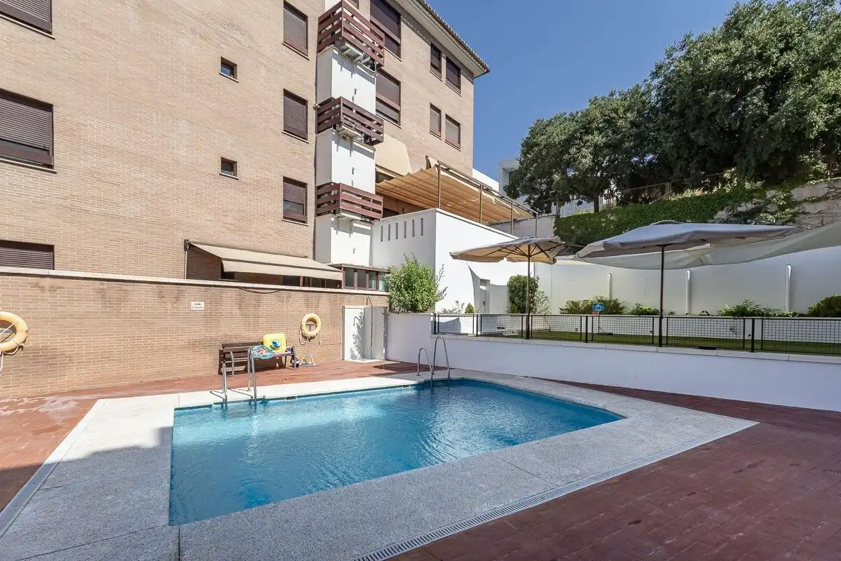 Piscina de Pis en venda en Granada amb Aire condicionat, Calefacció i Traster
