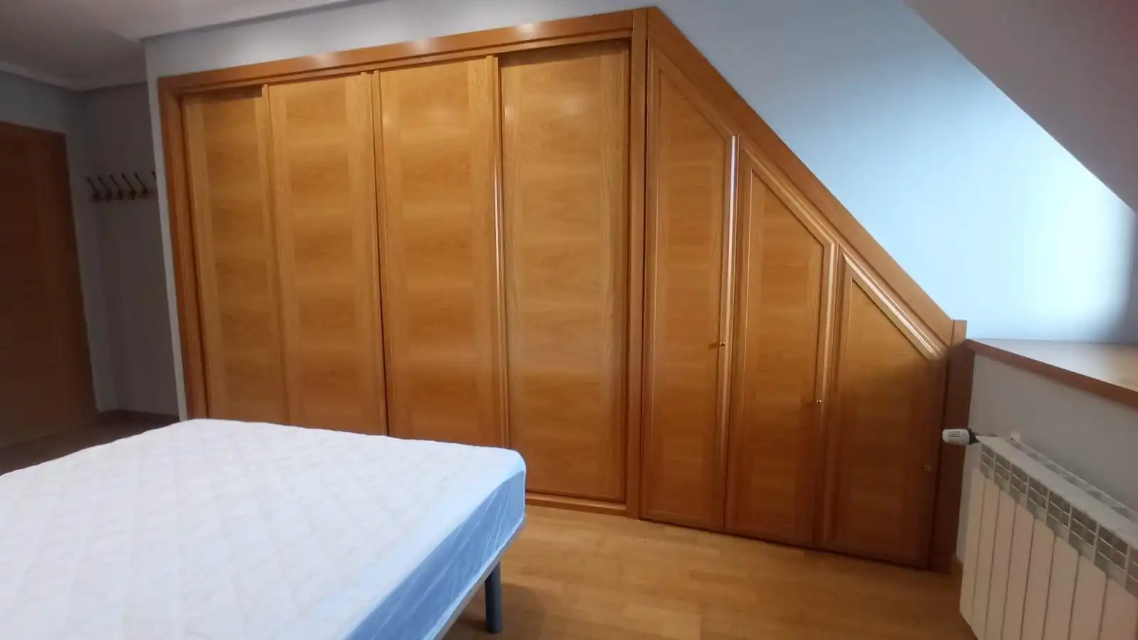 Habitación de Ático de alquiler en Oviedo  con Calefacción, Terraza y Trastero