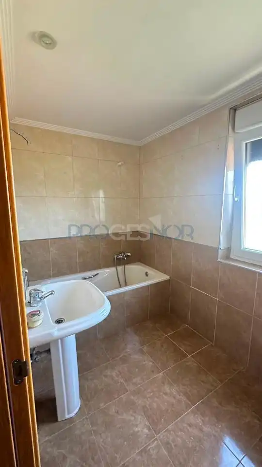 Bany de Casa adosada en venda en Onzonilla amb Calefacció, Jardí privat i Terrassa