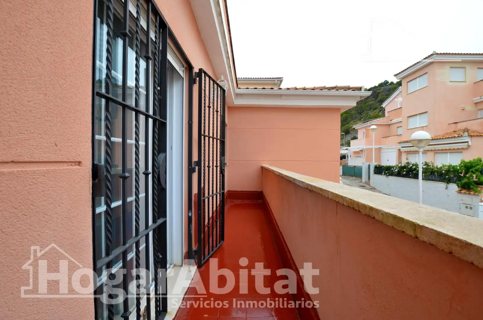Außenansicht von Einfamilien-Reihenhaus zum Verkauf in Cullera mit Privatgarten, Terrasse und Abstellraum
