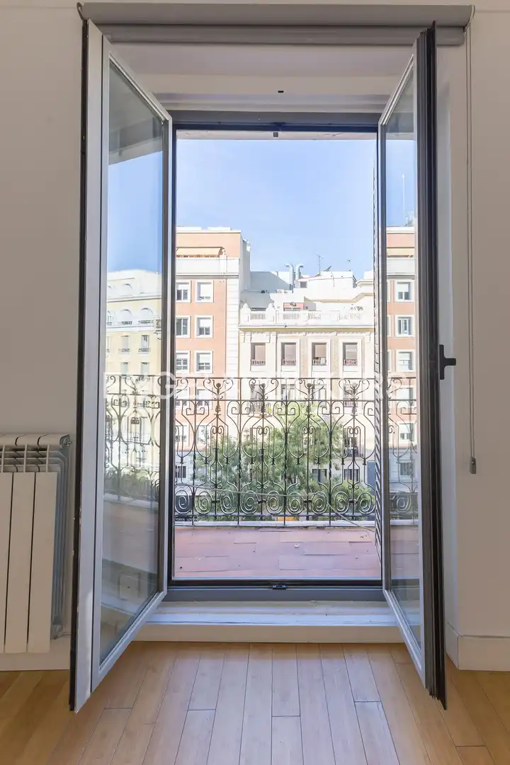 Außenansicht von Wohnung zur Miete in Madrid mit Klimaanlage, Heizung und Parkett