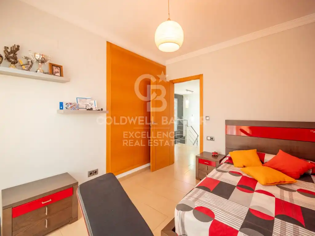 Houses for sale in Oliva  with Air Conditioner, Terrace and Swimming Pool
