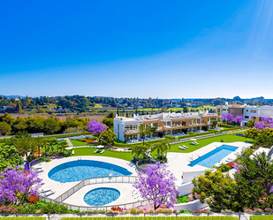 Vista exterior de Apartament en venda en Estepona amb Aire condicionat, Calefacció i Jardí privat