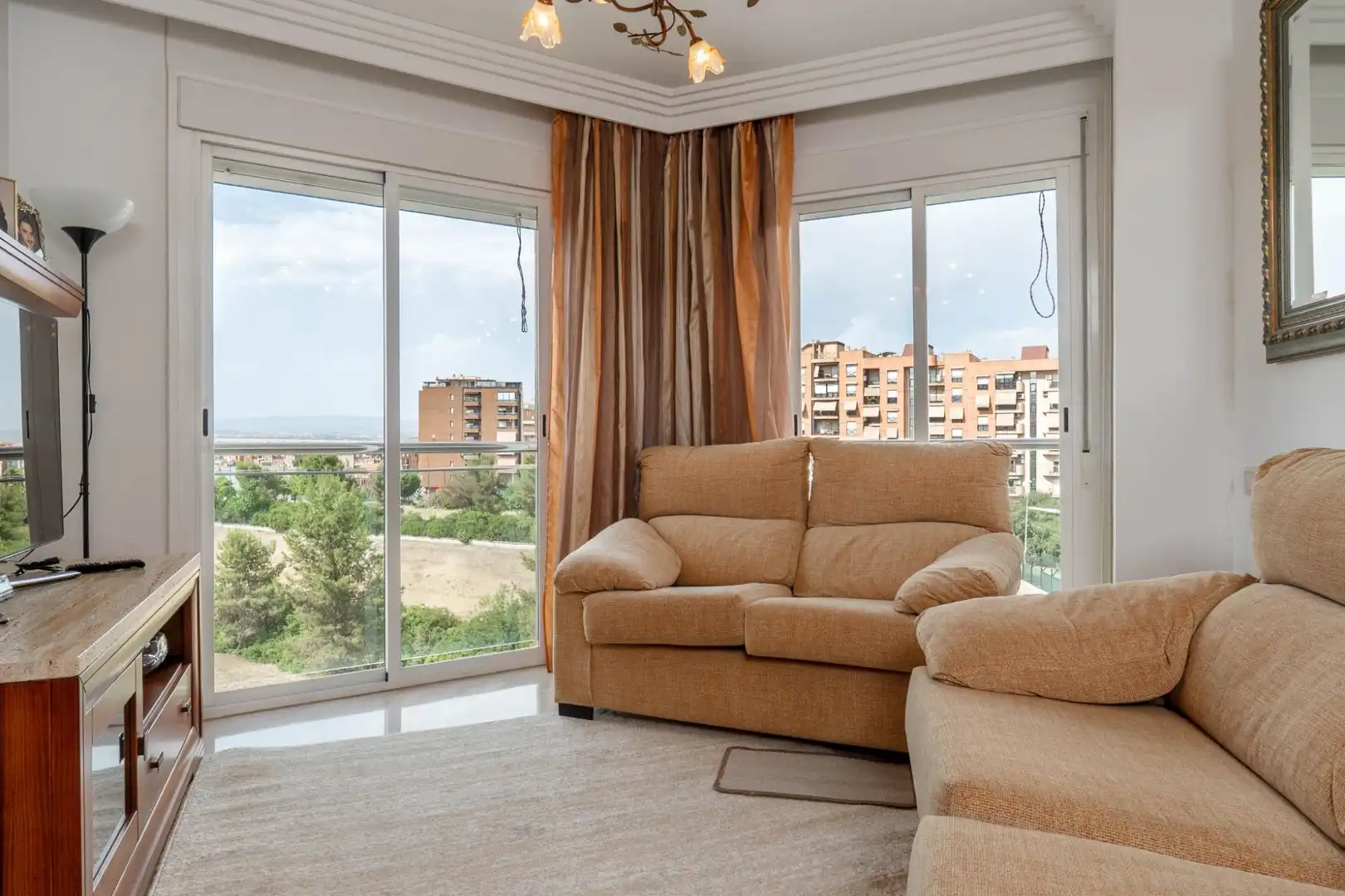 Living room of Flat for sale in Granada  with Air Conditioner, Furnished and Balcony