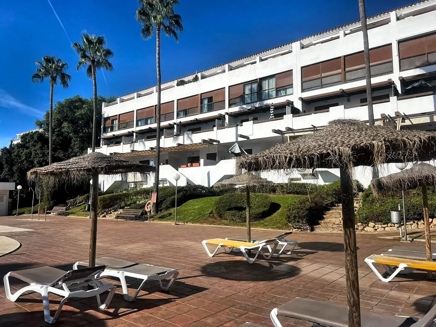 Vista exterior de Dúplex en venta en Mijas con Trastero, Amueblado y Piscina comunitaria