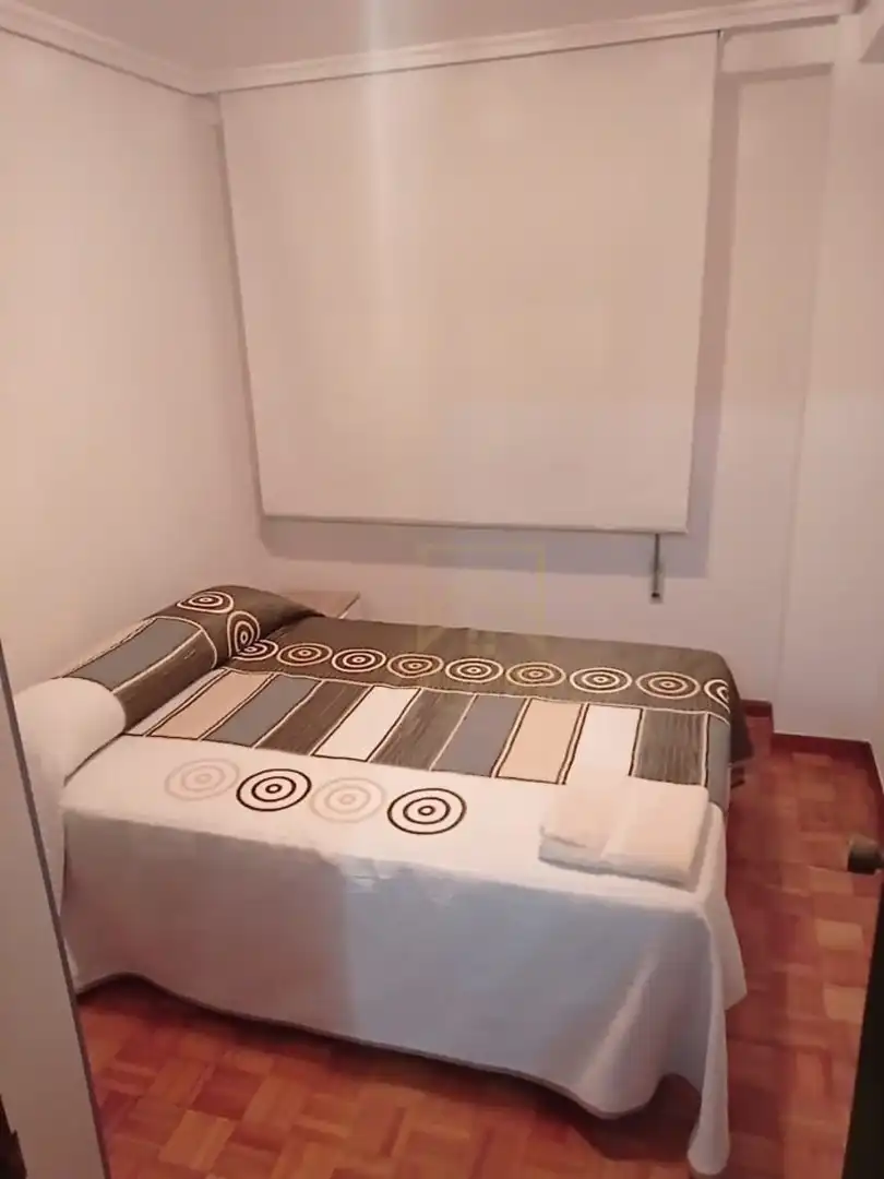 Dormitori de Pis de lloguer en Torrelavega  amb Calefacció, Jardí privat i Parquet