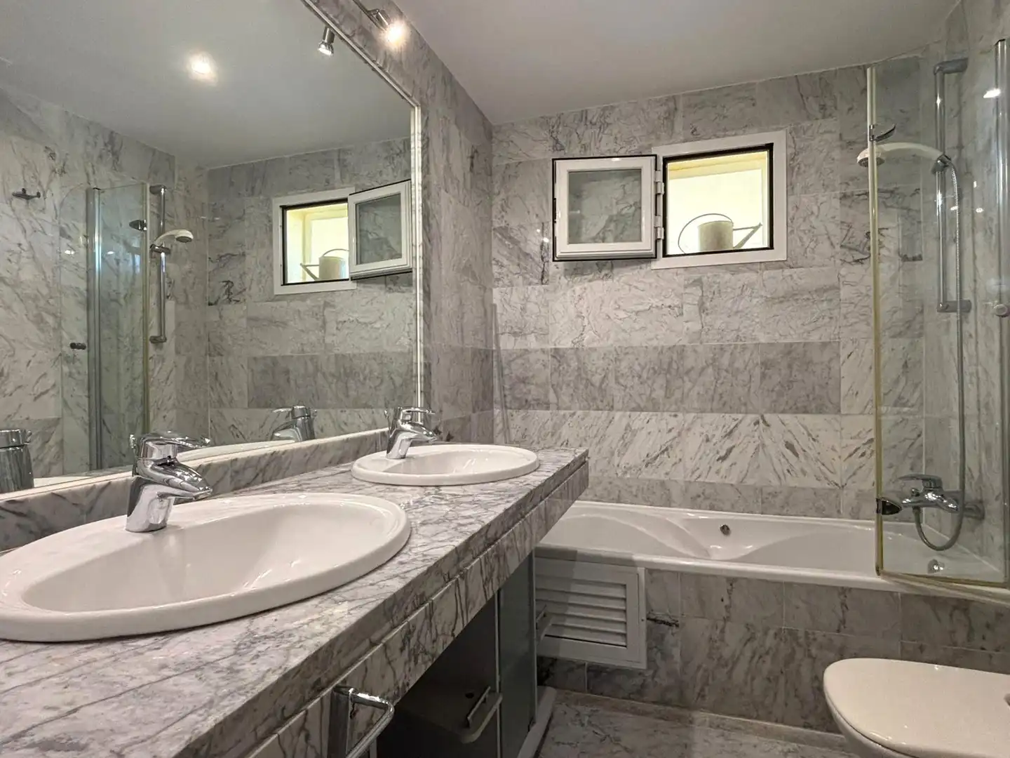 Baño de Apartamento de alquiler en Marbella con Aire acondicionado, Terraza y Piscina comunitaria