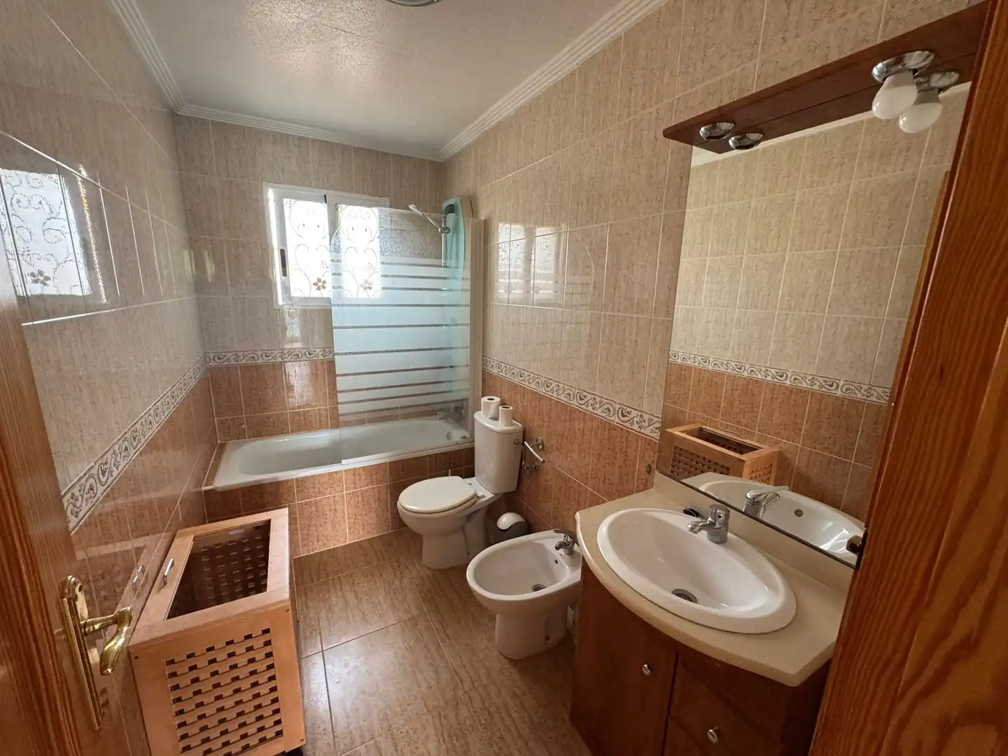 Badezimmer von Wohnungen zum Verkauf in Castalla mit Privatgarten, Terrasse und Möbliert