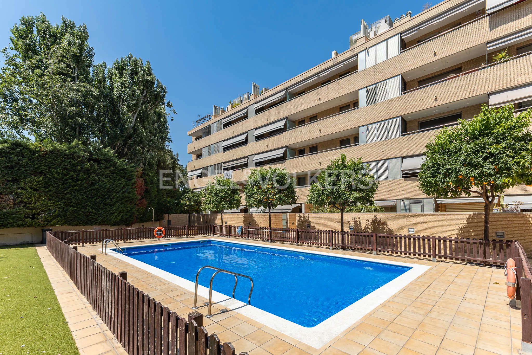 Exterior view of Duplex for sale in Sant Joan Despí  with Air Conditioner, Heating and Private garden